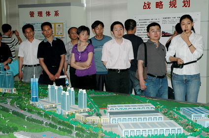 20250206110065826582 “精益仓储运作与流程治理高级研建班”学员到集团参观调查