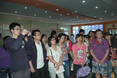 20250206131990969096 山东大学商学院师生到集团参观进建